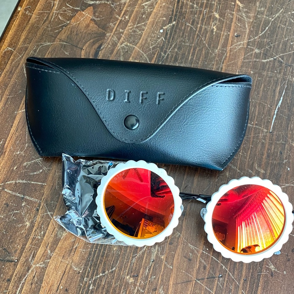 DIFF Daisy Sunglasses